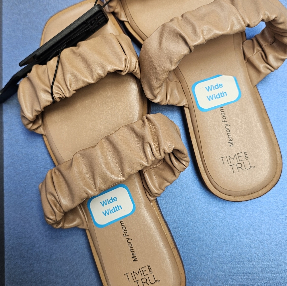 TIME AND TRU SANDALS TAN 7W  WIDE STRAPS NWT